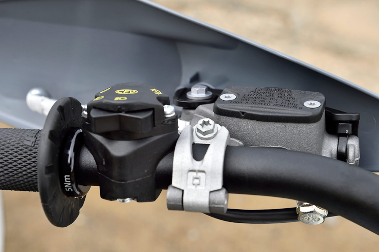 ハスクバーナモーターサイクルズFE 250|BRAKTEC油圧クラッチシステム|林道で遊ぶ? コースで遊ぶ? ’22年型エンデューロマシンをJNCC王者・渡辺学が徹底テストライド!!〈後編〉