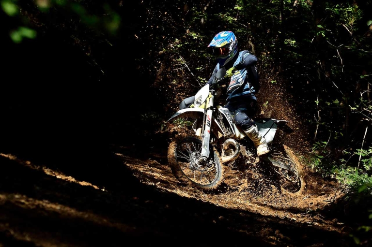 ハスクバーナモーターサイクルズTE 250i|林道で遊ぶ? コースで遊ぶ? ’22年型エンデューロマシンをJNCC王者・渡辺学が徹底テストライド!!〈後編〉