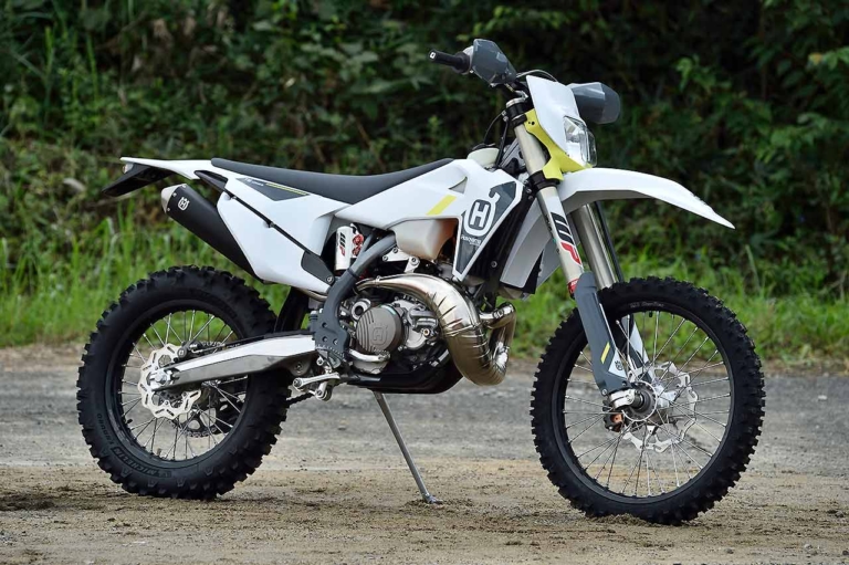 ハスクバーナモーターサイクルズTE 250i|林道で遊ぶ? コースで遊ぶ? ’22年型エンデューロマシンをJNCC王者・渡辺学が徹底テストライド!!〈後編〉