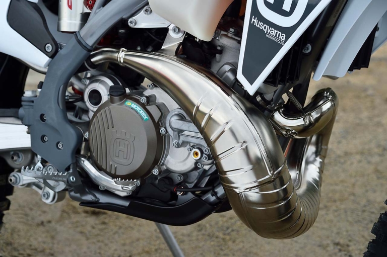 ハスクバーナモーターサイクルズTE 250i|チャンバー|排気バルブタイミング|林道で遊ぶ? コースで遊ぶ? ’22年型エンデューロマシンをJNCC王者・渡辺学が徹底テストライド!!〈後編〉