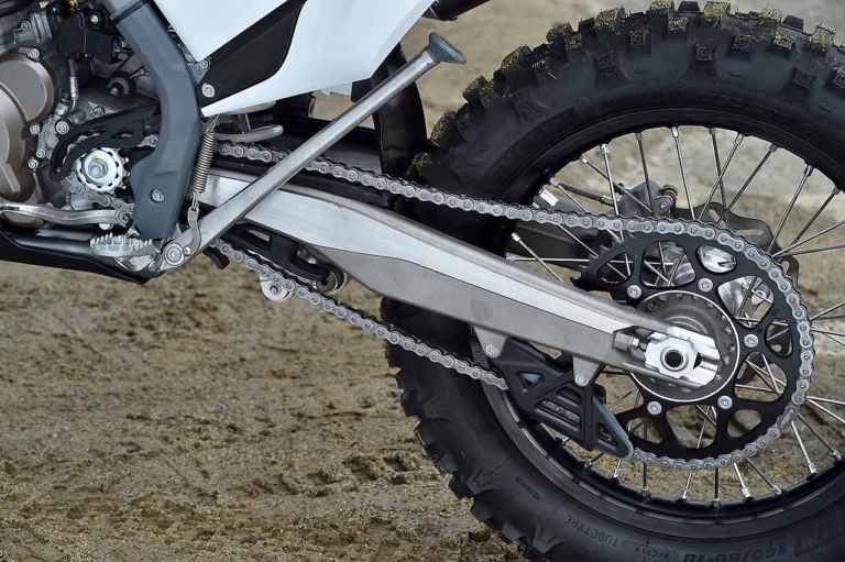 ハスクバーナモーターサイクルズTE 250i|スプロケット|林道で遊ぶ? コースで遊ぶ? ’22年型エンデューロマシンをJNCC王者・渡辺学が徹底テストライド!!〈後編〉