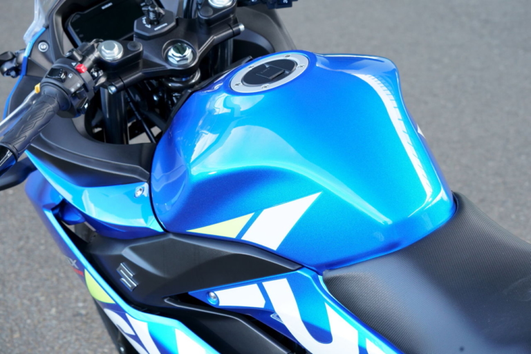 スズキ GSX250R|タンク