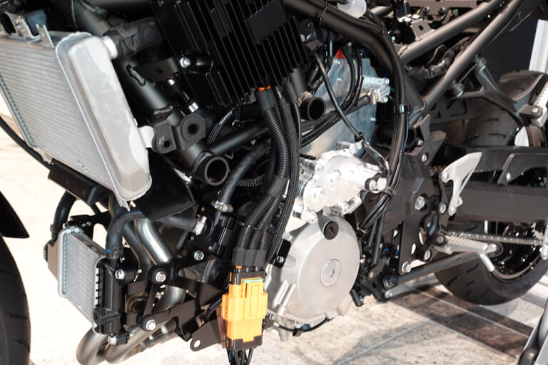 カワサキ|ハイブリッド|パワートレーン|ラジエーター|ついに見えた! カワサキの水素エンジンはスパチャ+直噴か!?