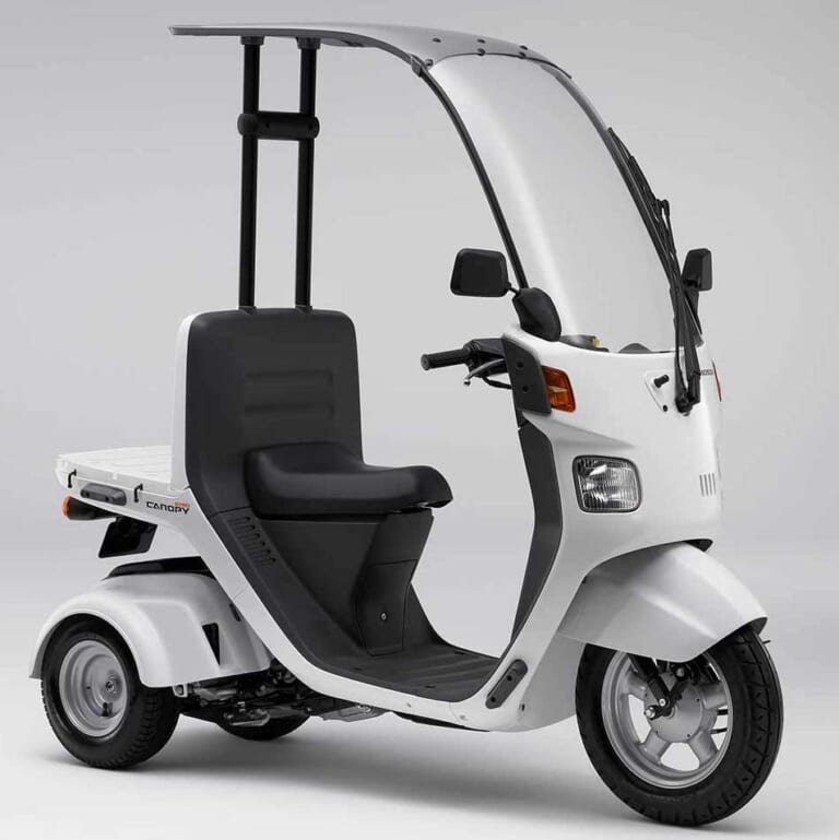 2024 HONDA GYRO CANOPY|シャスタホワイト|ホンダ ジャイロキャノピー〈いま国内で買える新型バイクカタログ|原付一種(50cc以下)〉