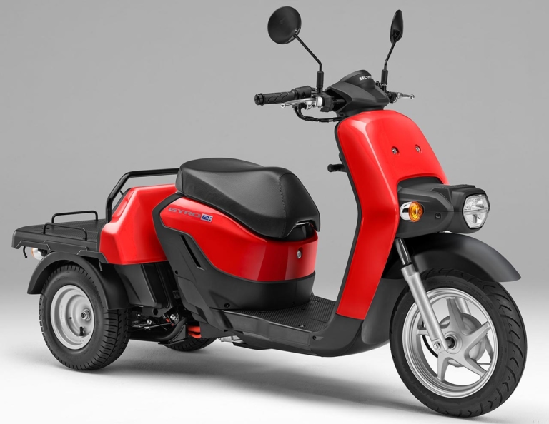 2026 ホンダ ジャイロe:|ロスホワイト|ホンダ ジャイロe:/キャノピーe: 〈いま国内で買える新型バイクカタログ|原付一種・新基準原付(125-50cc)〉【2026最新版】