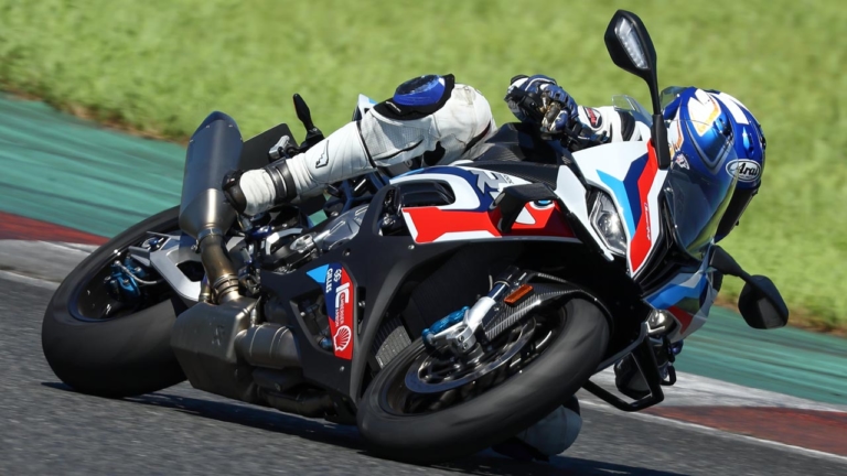 BMW M1000RR|出たぞBMWブランド最高峰! M1000RR vs CBR1000RR-R/S1000RR〈#2 サーキットテスト編〉