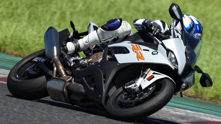BMW S1000RR|出たぞBMWブランド最高峰! M1000RR vs CBR1000RR-R/S1000RR〈#2 サーキットテスト編〉
