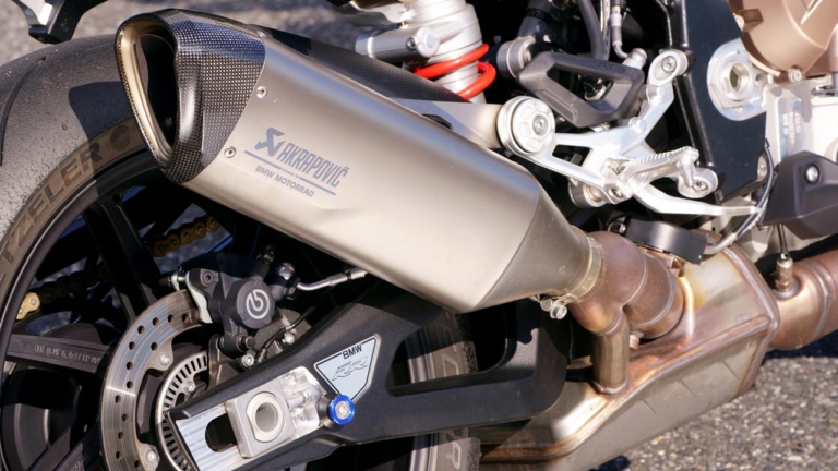 BMW M1000RR|マフラー|出たぞBMWブランド最高峰! M1000RR vs CBR1000RR-R/S1000RR〈#1 ディテール比較編〉