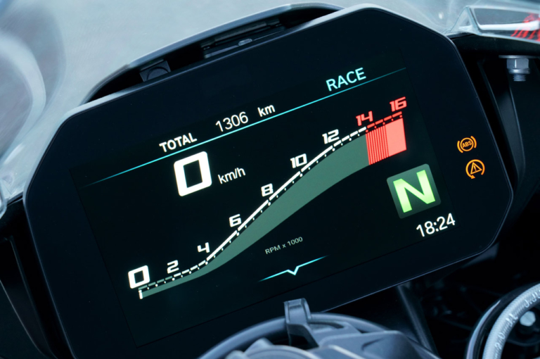 BMW M1000RR|メーター|出たぞBMWブランド最高峰! M1000RR vs CBR1000RR-R/S1000RR〈#1 ディテール比較編〉