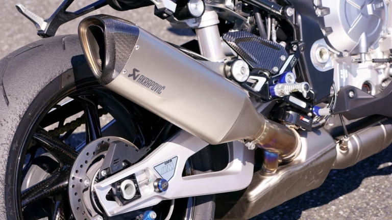 BMW S1000RR|マフラー|出たぞBMWブランド最高峰! M1000RR vs CBR1000RR-R/S1000RR〈#1 ディテール比較編〉