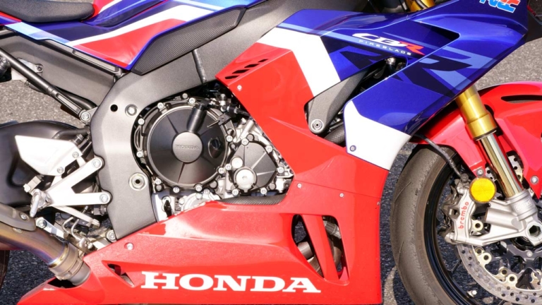 ホンダCBR1000RR-R|エンジン|出たぞBMWブランド最高峰! M1000RR vs CBR1000RR-R/S1000RR〈#1 ディテール比較編〉