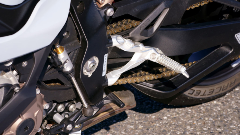 BMW S1000RR|クイックシフター|出たぞBMWブランド最高峰! M1000RR vs CBR1000RR-R/S1000RR〈#1 ディテール比較編〉