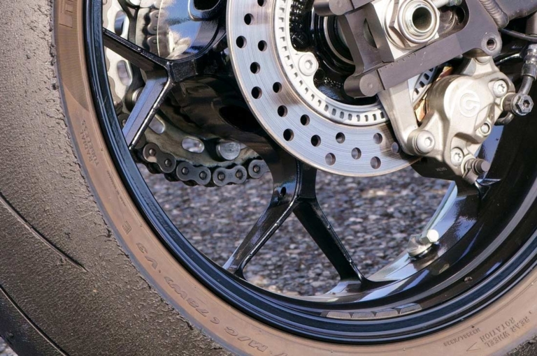 ホンダCBR1000RR-R|ホイール|出たぞBMWブランド最高峰! M1000RR vs CBR1000RR-R/S1000RR〈#1 ディテール比較編〉