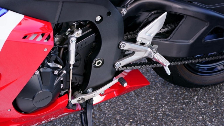 ホンダCBR1000RR-R|クイックシフター|出たぞBMWブランド最高峰! M1000RR vs CBR1000RR-R/S1000RR〈#1 ディテール比較編〉