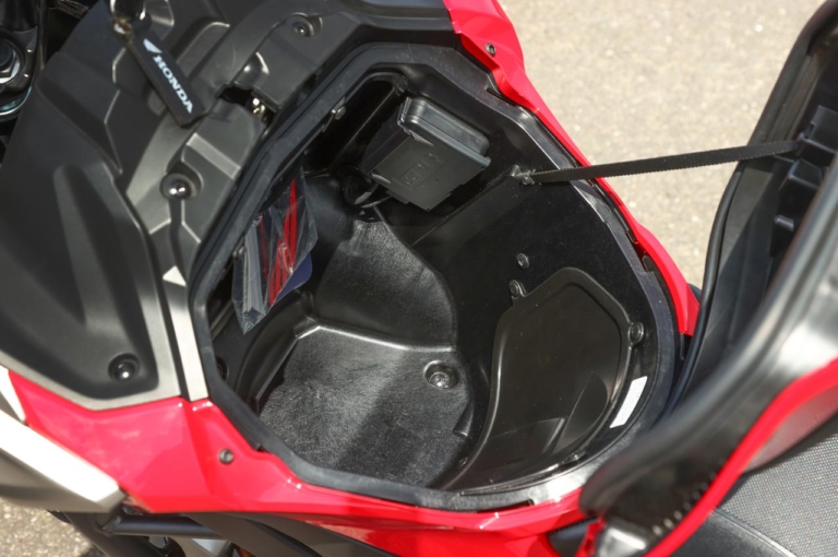 ホンダ NC750X DCT|ラゲッジボックス|ホンダNC750X DCTディテール写真解説【扱いやすさそのままにエンジン強化】