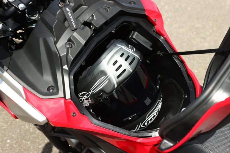 ホンダ NC750X DCT|ラゲッジボックス|ホンダNC750X DCTディテール写真解説【扱いやすさそのままにエンジン強化】