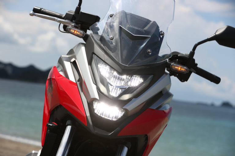 ホンダ NC750X DCT|LEDヘッドライト|ホンダNC750X DCTディテール写真解説【扱いやすさそのままにエンジン強化】