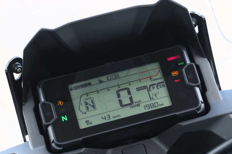 ホンダ NC750X DCT|メーター|ホンダNC750X DCTディテール写真解説【扱いやすさそのままにエンジン強化】