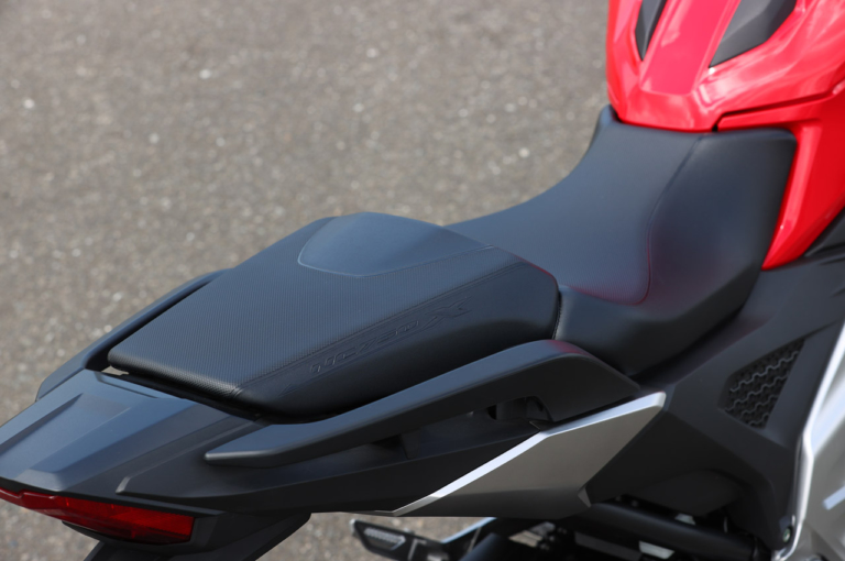 ホンダ NC750X DCT|シート|ホンダNC750X DCTディテール写真解説【扱いやすさそのままにエンジン強化】