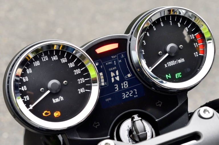 カワサキ Z900RS|メーター|個性派&傑作揃いの”メーター”年代記〈’50〜’70年代編:コンビ型からアナログ2眼へ〉
