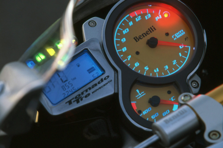 ベネリ トルネード900トレL.E|メーター|個性派&傑作揃いの”メーター”年代記〈’00年代#1〉スーパースポーツ編【デジタル速度計が増殖】