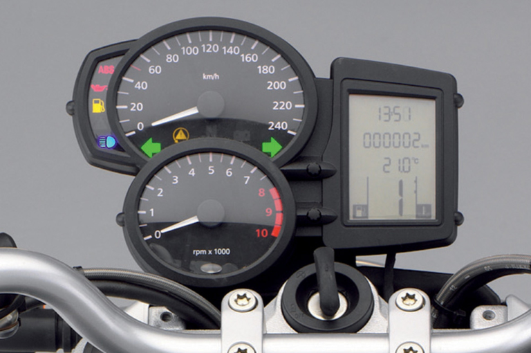 BMW R1200R|メーター|個性派&傑作揃いの”メーター”年代記〈’00年代#2〉ネイキッド編【もはやフォルムの一部。遊びゴコロ爆発!】