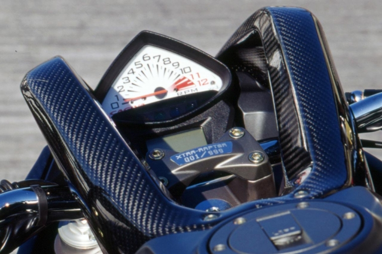 カジバ Vラプターシリーズ|メーター|個性派&傑作揃いの”メーター”年代記〈’00年代#2〉ネイキッド編【もはやフォルムの一部。遊びゴコロ爆発!】