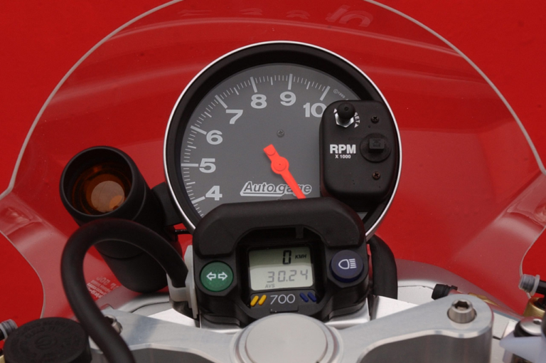 ヴァイルス 984C3 2V|メーター|個性派&傑作揃いの”メーター”年代記〈’00年代#2〉ネイキッド編【もはやフォルムの一部。遊びゴコロ爆発!】