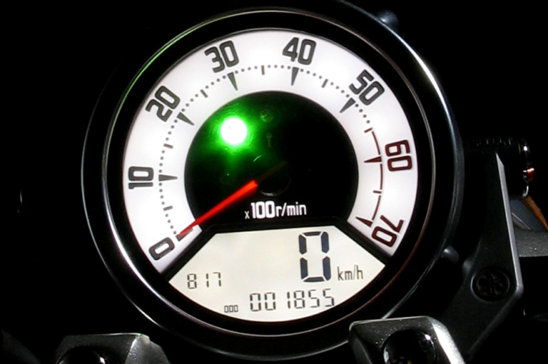 ヤマハ MT-01|メーター|個性派&傑作揃いの”メーター”年代記〈’00年代#2〉ネイキッド編【もはやフォルムの一部。遊びゴコロ爆発!】