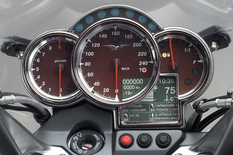 モトグッツィ V1100ブレヴァ|メーター|個性派&傑作揃いの”メーター”年代記〈’00年代#2〉ネイキッド編【もはやフォルムの一部。遊びゴコロ爆発!】