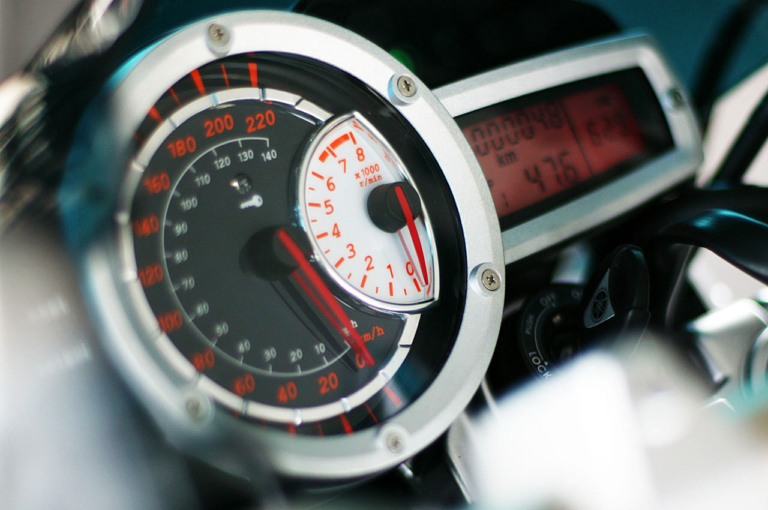 ヤマハ BT1100ブルドッグ|メーター|個性派&傑作揃いの”メーター”年代記〈’00年代#2〉ネイキッド編【もはやフォルムの一部。遊びゴコロ爆発!】