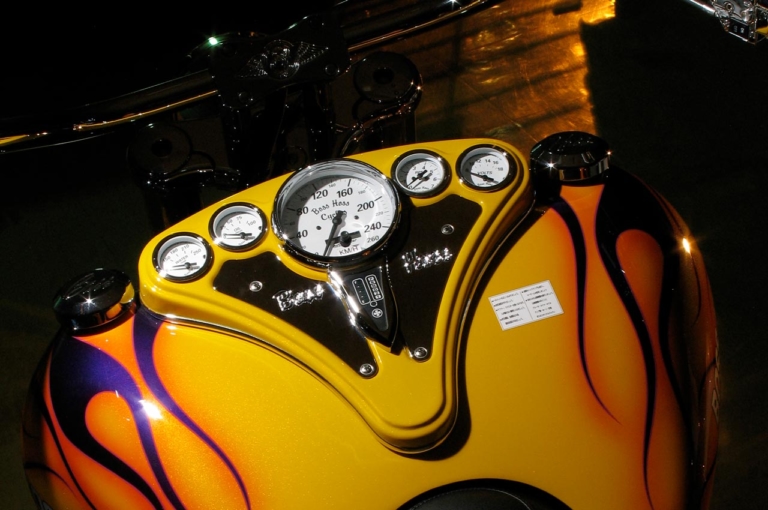 ボスホス 8200ccV8ビッグブロック|メーター|個性派&傑作揃いの”メーター”年代記〈’00年代#3〉クルーザー編【気分盛り上がる抜群のデザイン性】