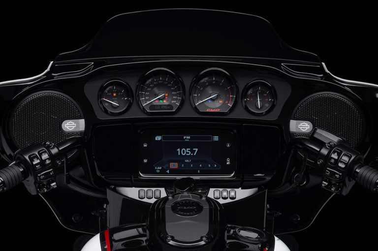 ハーレーダビッドソン CVOストリートグライド|メーター|個性派&傑作揃いの”メーター”年代記〈’00年代#3〉クルーザー編【気分盛り上がる抜群のデザイン性】