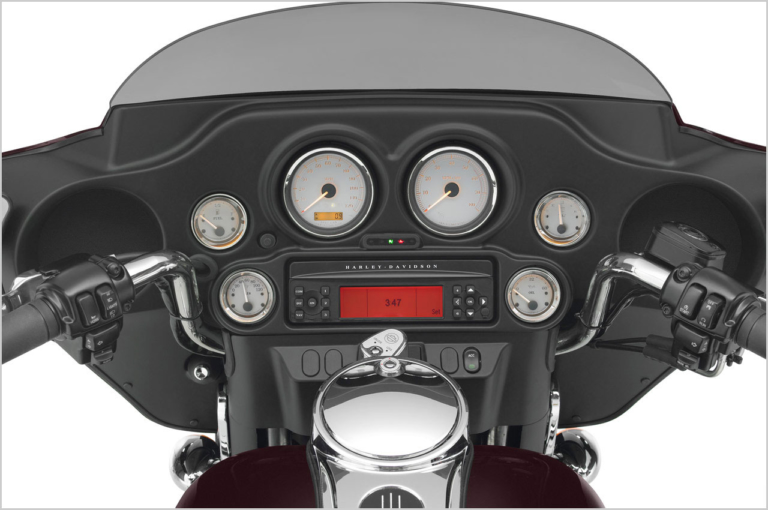 ハーレーダビッドソン FLHXストリートグライド|メーター|個性派&傑作揃いの”メーター”年代記〈’00年代#3〉クルーザー編【気分盛り上がる抜群のデザイン性】