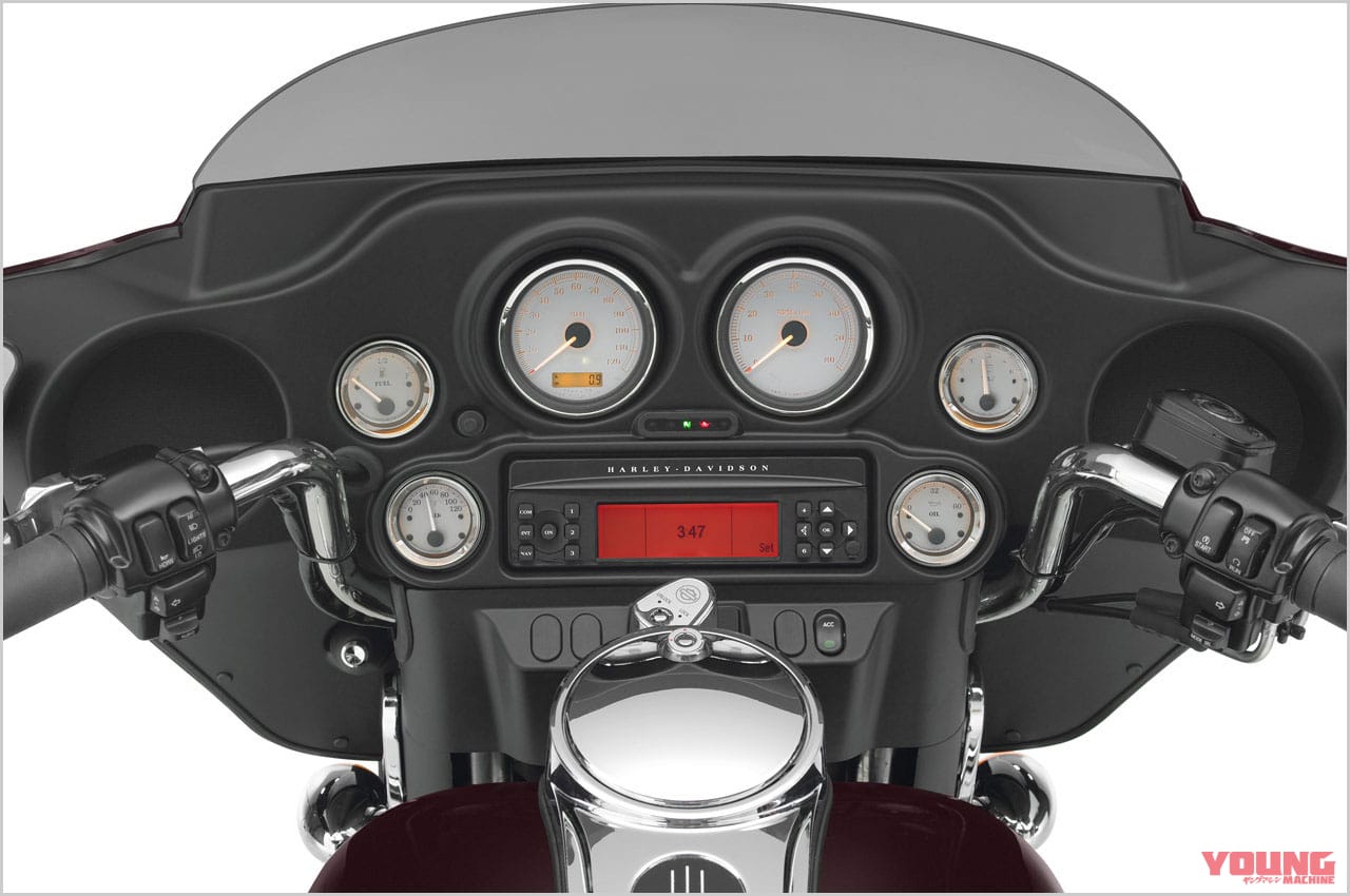 ハーレーダビッドソン FLHXストリートグライド|メーター|個性派&傑作揃いの”メーター”年代記〈’00年代#3〉クルーザー編【気分盛り上がる抜群のデザイン性】