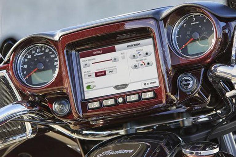 インディアン ロードマスターシリーズ|メーター|個性派&傑作揃いの”メーター”年代記〈’10年代以降〉【カラー液晶がデビューしジワジワ浸透中】