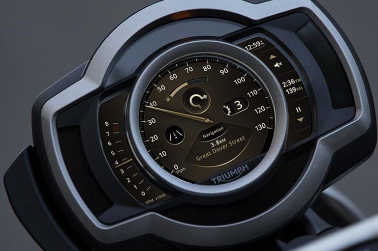 トライアンフ スクランブラー1200XC/XE|メーター|個性派&傑作揃いの”メーター”年代記〈’10年代以降〉【カラー液晶がデビューしジワジワ浸透中】