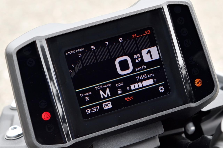 ヤマハ MT-09/SP|バイクのメーターはどうやって作られるのか?〈メーカー直撃・開発者インタビュー〉