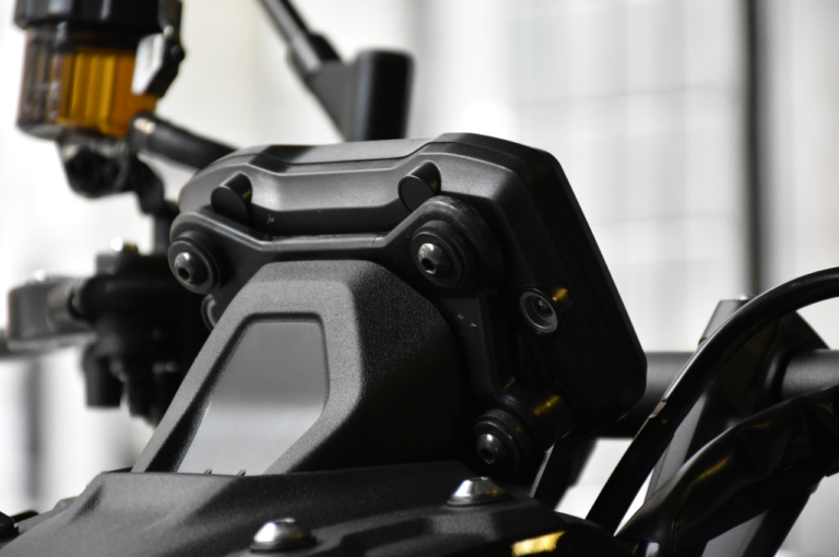 ヤマハ MT-09/SP|バイクのメーターはどうやって作られるのか?〈メーカー直撃・開発者インタビュー〉