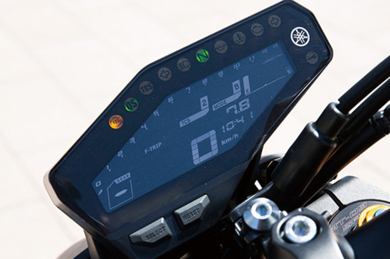 ヤマハ MT-09/SP|バイクのメーターはどうやって作られるのか?〈メーカー直撃・開発者インタビュー〉