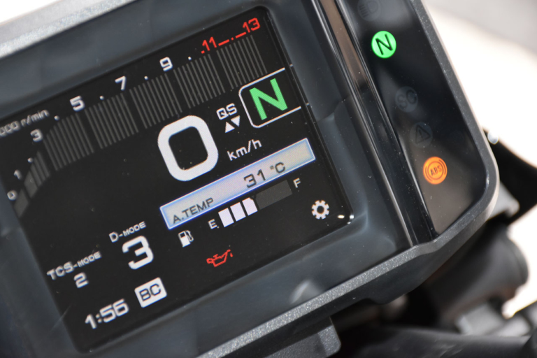 車両情報表示|メーター|バイクのメーターはどうやって作られるのか?〈メーカー直撃・開発者インタビュー〉