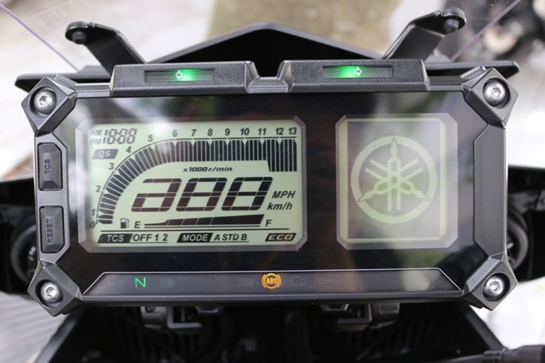 ヤマハ MT-09トレーサー|バイクのメーターはどうやって作られるのか?〈メーカー直撃・開発者インタビュー〉