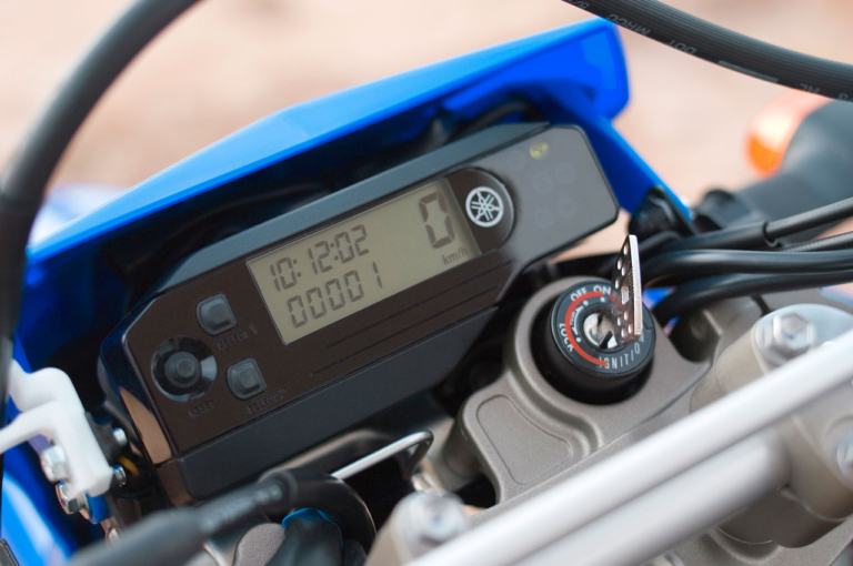 '07 ヤマハWR250R|メーター|バイクのメーターはどうやって作られるのか?〈メーカー直撃・開発者インタビュー〉