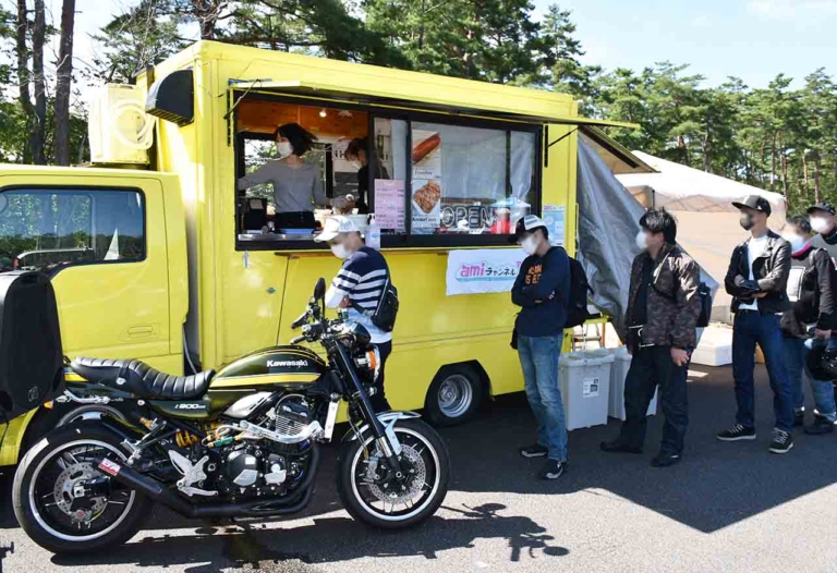 Z900RSイベント 出展ブースも多数|ぜ、Z900RS中心に800台だとッ?!【カワサキZ900RSオールミーティング イベントレポート】