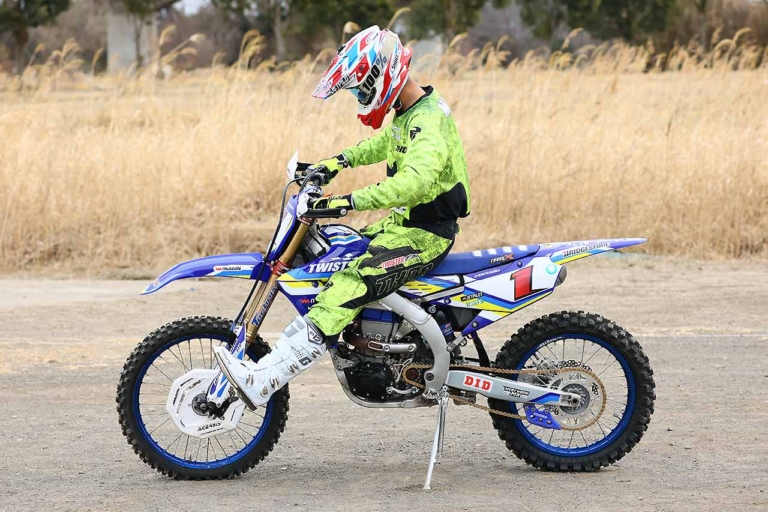 オフロードマシン|着座位置|YZ450FX|どこに? どのタイミングで? なぜ座る? シッティング大研究〈渡辺学のオフロードライディング指南|前編〉