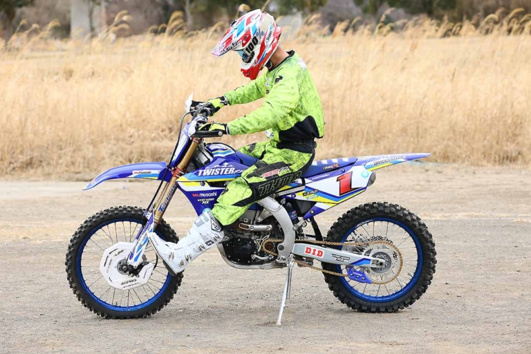 オフロードマシン|着座位置|YZ450FX|どこに? どのタイミングで? なぜ座る? シッティング大研究〈渡辺学のオフロードライディング指南|前編〉