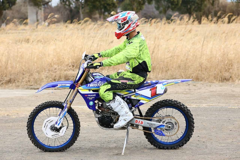 オフロードマシン|着座位置|YZ450FX|どこに? どのタイミングで? なぜ座る? シッティング大研究〈渡辺学のオフロードライディング指南|前編〉