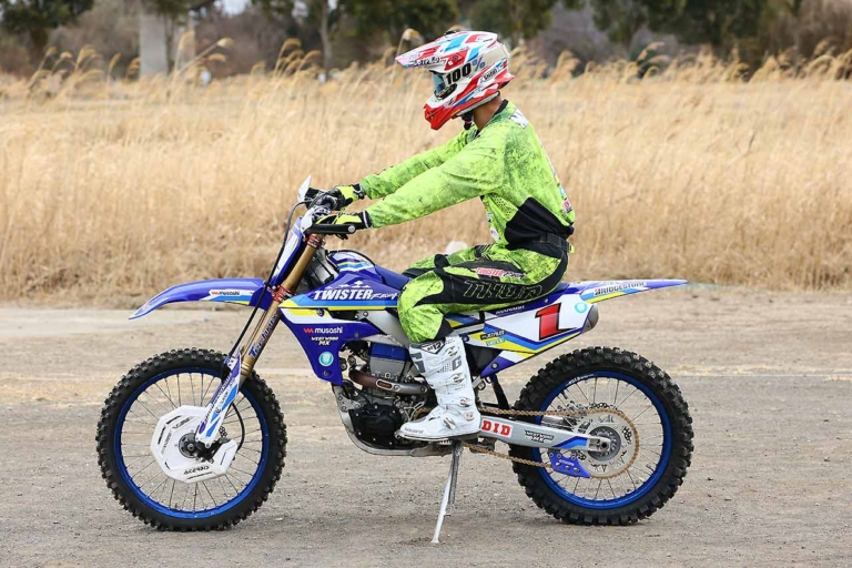 オフロードマシン|着座位置|YZ450FX|どこに? どのタイミングで? なぜ座る? シッティング大研究〈渡辺学のオフロードライディング指南|前編〉
