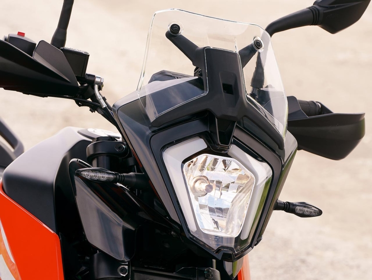 KTM 250アドベンチャー|ヘッドライト|KTM 250/390アドベンチャー試乗比較【ディテール編|取り回し軽快な単気筒マシン】