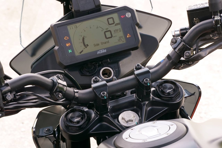 KTM 250アドベンチャー|液晶メーター|KTM 250/390アドベンチャー試乗比較【ディテール編|取り回し軽快な単気筒マシン】